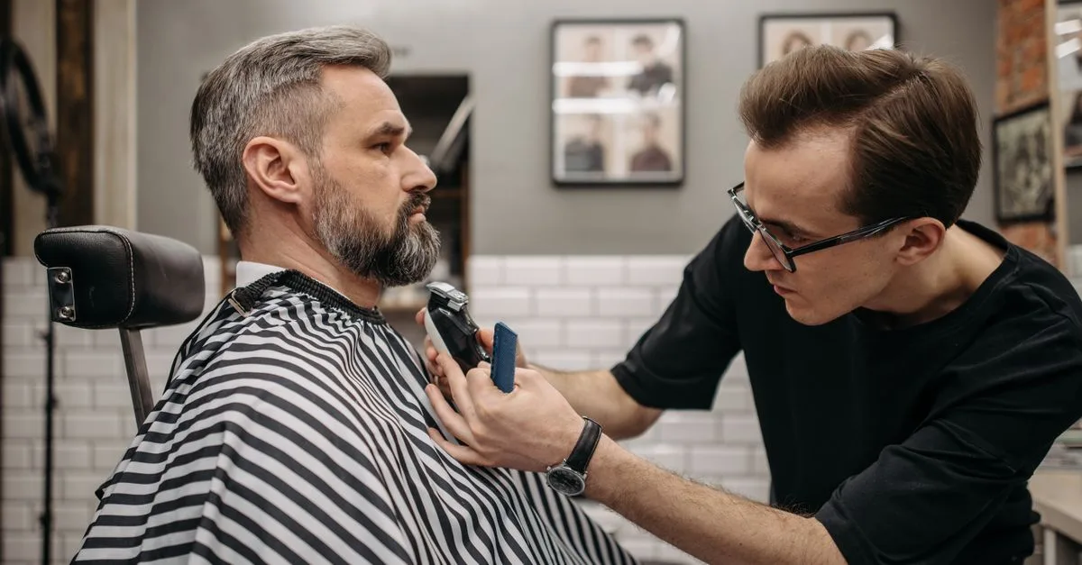 découvrez une sélection tendance de coupes de cheveux pour hommes et femmes, adaptées à tous les styles et occasions.