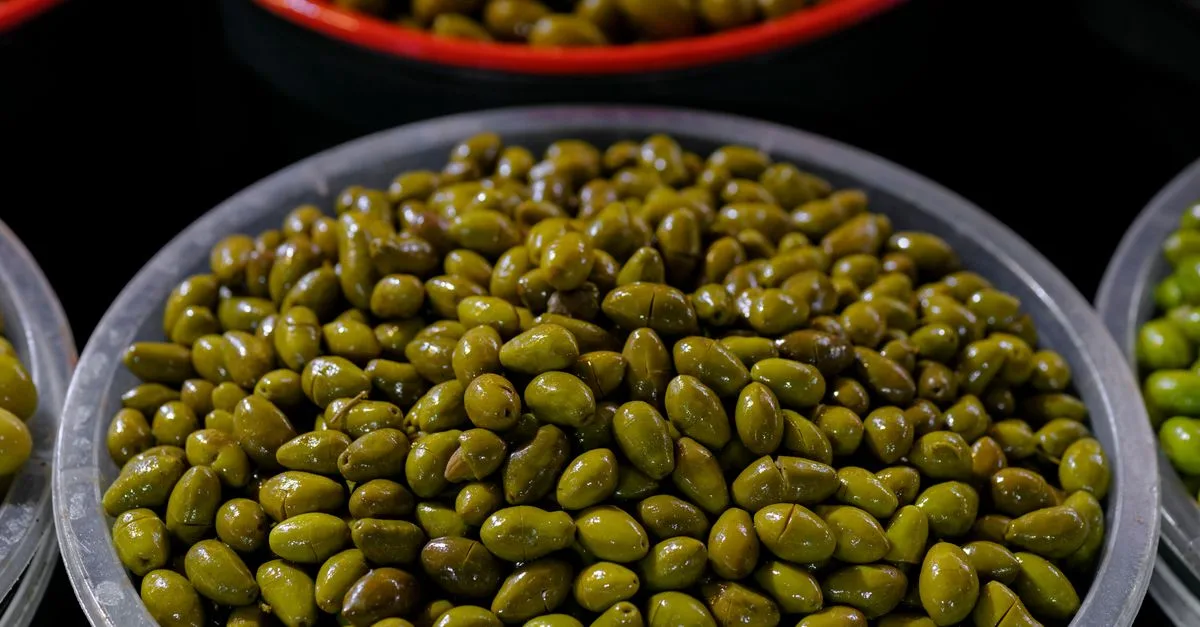découvrez la teinte olive green, une couleur naturelle et apaisante qui évoque la nature et l'élégance discrète. parfaite pour une ambiance chaleureuse et authentique.